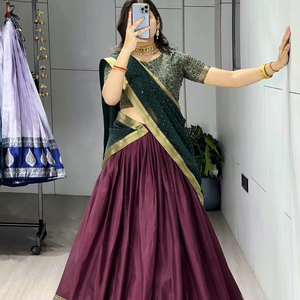 Lehenga Choli indien classique avec des bordures riches pour les occasions spéciales - Product Image 1