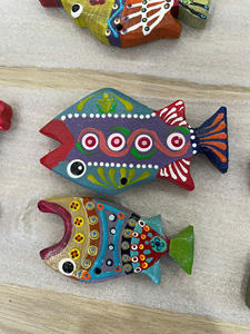 Statue de poisson en bois artisanale élégante et idéale pour la décoration naturelle - Product Image 2