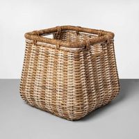 Panier en rotin fait à la main avec un tissage naturel durable conçu pour les ménages modernes rustiques ou écologiques de ferme