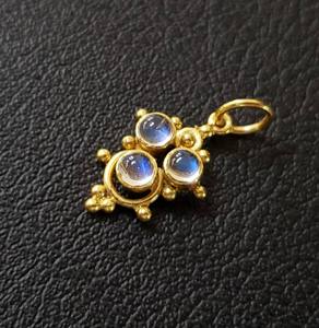 Hermoso Dije de Plata de Ley 925 con Cabujón Redondo de Piedra Lunar Arcoíris Blanca, Chapado en Oro, Hecho a Mano, para Collar - Product Image 2