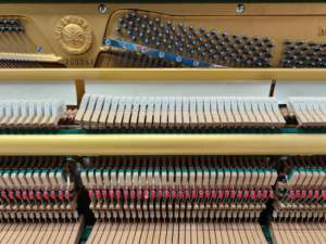 Piano droit classique Yamaha U1E rose, importé du Japon, artisanat supérieur, haute qualité, finition rose, performances fluides - Product Image 4