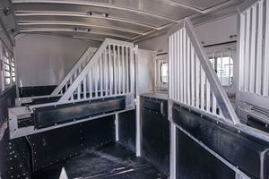 Remolque Blanco de 2 Ejes para Ganado con Pared Lateral Desmontable y Múltiples Compartimentos para el Transporte de Caballos, Vacas, Ovejas y Cerdos - Product Image 4
