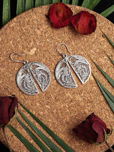 Pendientes de tuerca de moda tradicional de plata oxidada de alto grado elegante estilo loro para mujeres al por mayor de India - Product Image 2