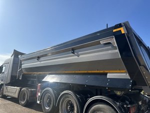 Semirremolque Volquete OPTIMAK para Minería y Construcción, con Caja de Acero de Alta Resistencia, para Transporte Pesado de 40 Toneladas - Product Image 3