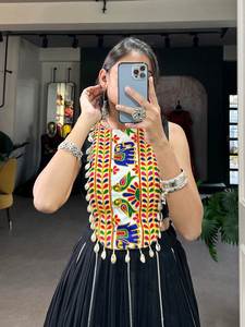 Navratri Style Rayonne En Relief Conception Avec Séquence Dentelle Bordure Lehenga Avec Miroir Gamthi Travail Kodi Dentelle Blouse En Mousseline De Soie Dupatta - Product Image 2