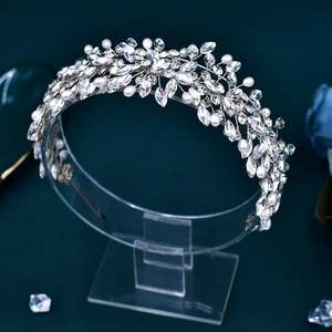 Diadema Bridella BHP608-S con Perlas y Diamantes de Imitación Plateados - Elegante Accesorio para Novias, Ajuste Cómodo y Seguro para Bodas y Eventos Formales - Product Image 4