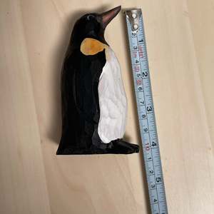 Scultura in Legno Fatta a Mano YEEYAYA, Statuetta di Pinguino Intagliata, Regalo Perfetto per Decorazioni Natalizie o Giocattoli - Product Image 2