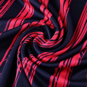 Nouveau design de tissu léger Slim Fit Uniformes de football pour le football Nom et numéros personnalisés les plus vendus Uniformes de football - Product Image 4
