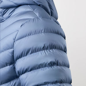 Con un Modelo Masculino Seguro de Sí Mismo Vestiendo una Chaqueta Acolchada Azul con Capucha, Diseñada para Brindar Comodidad en Climas Fríos, Estilo Casual - Product Image 6