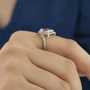 Bague de fiançailles en diamant de laboratoire 950 Platine IGI Certificat Luxurious Vintage Halo Bypass Pave 1.5-2.5 Carat Prong - Product Image 4