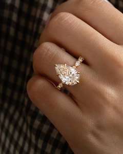 แหวนเพชร CZ ทรงลูกแพร์9X13มม. ประดับด้วยหินทรงกลม - Product Image 4