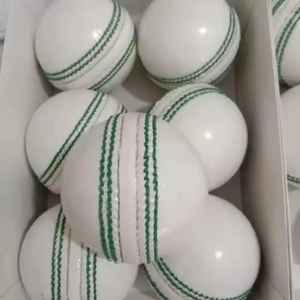 Ballon de cricket blanc personnalisé de qualité supérieure, fabriqué à la main au Pakistan, ballon de cricket de haute qualité, couture de qualité supérieure, nouveau ballon de qualité supérieure - Product Image 4