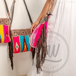 Nouveau sac bandoulière élégant en cuir véritable résistant à l'eau, avec sangle artisanale à motifs aztèques, poignée supérieure, multicolore - Product Image 3