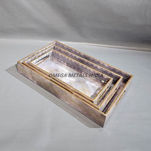 Plateau en bois New Look avec finition noire et blanche brillante et doublure dorée pour un affichage élégant et un service de nourriture - Product Image 2