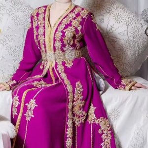 SUPERBE BRODERIE ZARI SUR BELLE ROBE CAFTAN MAROCAIN AVEC PERLES DE VERRE EN CRISTAL, FILS, PERLES, TRAVAIL DABKA @ 2024 - Product Image 1
