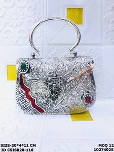Pochette de soirée exclusive en laiton faite à la main pour femme, avec chaînes argentées, par Craftstages International Delhi - Product Image 3