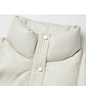 Veste matelassée pour femme de qualité supérieure, couleur noire unie, logo personnalisé, tissu imperméable à mémoire de forme, capuche chaude, rembourrage en coton matelassé - Product Image 4