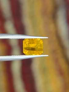 Pierre précieuse Glow Gemstone 2,05 carats, clinzoïsite naturelle taille émeraude, non traitée, jaune, origine Pakistan, pour la fabrication de bijoux - Product Image 6