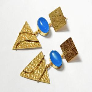 Boucles d'oreilles à la mode en laiton plaqué or 18 carats belles boucles d'oreilles de travail à motifs triangulaires et de travail en pierre de calcédoine pour les femmes portent - Product Image 2