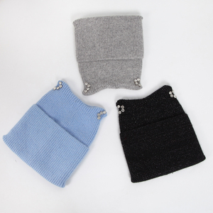 Bonnet en tricot pour femme avec strass, en acrylique, chaud, extensible, doux, à revers, tendance, scintillant, pour usage quotidien - Product Image 1