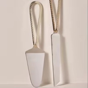 Elégant service à gâteaux et couteau en acier inoxydable avec poignées design, parfait pour les fêtes de mariage et la cuisine - Product Image 1