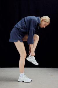 Short de sport bleu marine taille haute pour femme personnalisé respirant maigre à la mode brodé motif chaud en gros personnalisé - Product Image 4