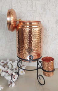IndianArtVilla Dispensador de agua de diseño martillado de cobre puro con vidrio y soporte, 5000 ML - Product Image 4