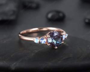 Anillo de Compromiso de Plata de Ley 925 con Alexandrita y Piedra Lunar de Corte Redondo con Engaste de Puntas, Chapado en Oro Rosa a Precio de Fábrica - Product Image 2