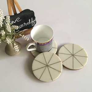 Posavasos de Diseño de Mármol con Incrustaciones de Latón, Diseño de Resina, Tablero de MDF, Posavasos para Taza de Té, Uso en el Hogar y Hoteles, Precio Bajo, Hecho a Mano en India - Product Image 1