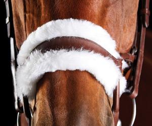 Comfitec Tocado cómodo de brida de piel de oveja con forma anatómica con material de cuero de distribución de presión uniforme - Product Image 3