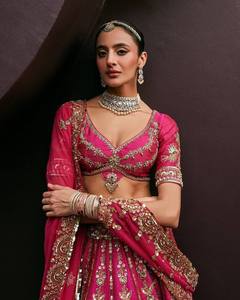 Reine rose Tapeta soie Lehenga avec Figure broderie paillettes Jari travail lourd Cacan toile pour les mariages et les fêtes - Product Image 3