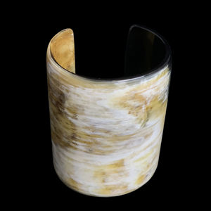 สร้อยข้อมือธรรมชาติแบบกว้างพิเศษเป็นมิตรต่อสิ่งแวดล้อมทำด้วยมือสร้อยข้อมือเขาควายขัดเงาเครื่องประดับแนวร่วมสมัยขนาดเล็กสำหรับ - Product Image 1