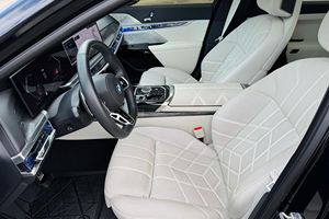 BMW 760i AWD Turbo 2023, cuir, jantes R18, faible kilométrage, boîte automatique, conduite à gauche, essence, état neuf - Product Image 5