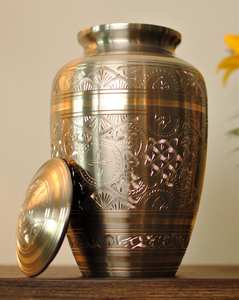 Urna de latón bohemio artesanal para cenizas humanas | Florero de mesa de recuerdo conmemorativo Premium | Urna ligera ecológica para adultos - Product Image 5