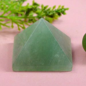 Pirámide de Jade Verde Natural de 10-15 mm para la Prosperidad, la Armonía y la Buena Suerte - Product Image 3