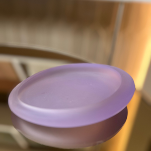 Ensemble de deux pièces en verre de Murano violet givré, fabriqué en Italie, comprenant un porte-savon ou un porte-bijoux et un distributeur de savon liquide, fabriqué en Italie - Product Image 3