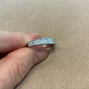 Anillo Clásico y Moderno Unisex con Moissanita Creada en Laboratorio, Diseño Geométrico en Plata - Product Image 1