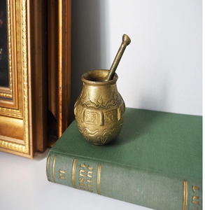 Mortier et pilon en laiton gravé avec poignées. Style historique, disponible à prix de gros. - Product Image 4