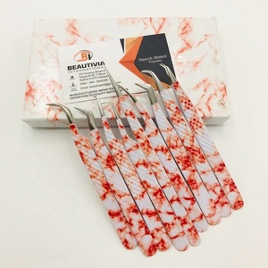 Pinzas para extensión de pestañas con estampado de mármol naranja Cierre completo Agarre fuerte Logotipo privado personalizado Punta de fibra de 90 grados Acero sostenible - Product Image 2