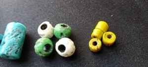 Perles de verre anciennes vintage sur mesure en tailles assorties, idéales pour les créateurs de bijoux - Product Image 2