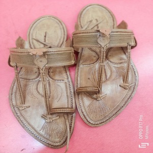 Zapatilla de cuero hecha a mano personalizada y calzado de cuero hecho de cuero real 100% para reventa en marrón claro - Product Image 2