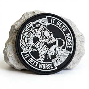 Patch en PVC « Hang in There It Gets Worse » avec motif de crâne, noir et blanc, en caoutchouc souple, pour sacs, vestes, chapeaux et accessoires - Product Image 1