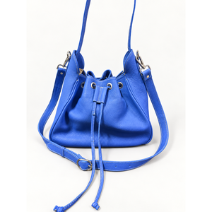 Bolso de cuero de grano completo azul real para mujer con cordón ajustable y correa para el hombro - Product Image 1