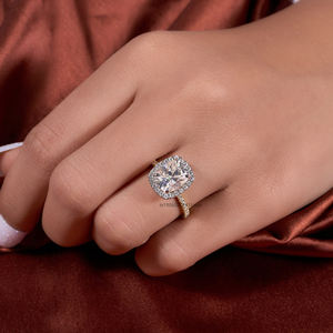 4.55 CT แหวนเพชรโมอิสซาไนท์ประดับเพชรแหวนหมั้นยาวเบาะเพชรโมอิสซาไนท์สุดหรูสำหรับเธอ - Product Image 5