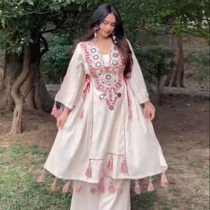 Costume Salwar en soie fabriqué à la main de créateur, robe longue pakistanaise Kameez Dupatta à la mode pour les cérémonies de mariage et de fête - Product Image 1