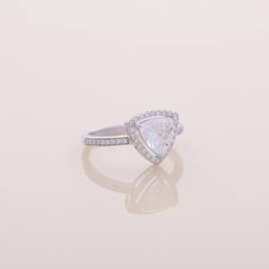 Anillo de compromiso con halo de diamantes de corte trillón de 1.1 quilates cultivados en laboratorio, oro amarillo, blanco y rosa de 18 quilates - Product Image 2