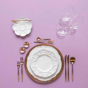 Nouvel arrivage d'assiettes de chargement en cuivre martelé Plaques de fond décoratives de dernière conception Plats de réglage de table de la plus grande qualité - Product Image 5