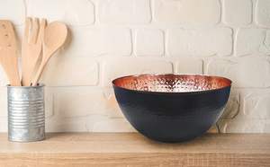 Apportez un charme intemporel à votre cuisine avec ce bol en cuivre noir martelé - Product Image 2