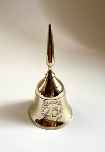 กระดิ่งมือทองเหลืองผิวเรียบพร้อมด้ามจับน้ำหนักเบาเหมาะสำหรับเดินทางแสวงบุญและใช้ในศาสนาแบบพกพา - Product Image 4