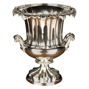Figura elegante trofeo de metal con acabado dorado ideal para reconocer la excelencia en el servicio y las ceremonias anuales de éxito - Product Image 5